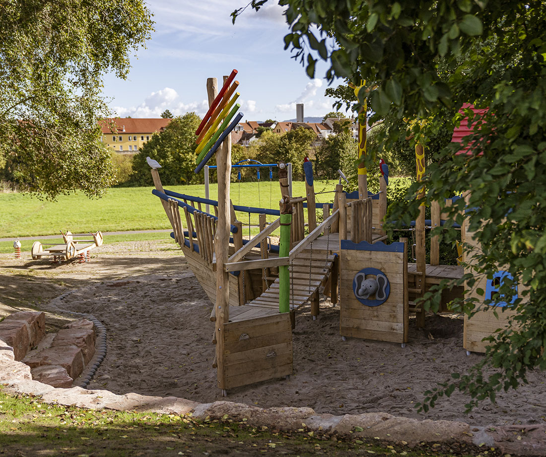 Baumschnitt, Baumpflege, Garten, Gärtner, Galabau, Landschaftsbau, Mannheim, Heidelberg, Pflasterarbeiten, Vorgarten, automatische Beregnungsanlage, Bewässerungstechnik, Gartenbewässerungssystem, Rollrasen, Tröpfchenbewässerung. Baumpflanzung