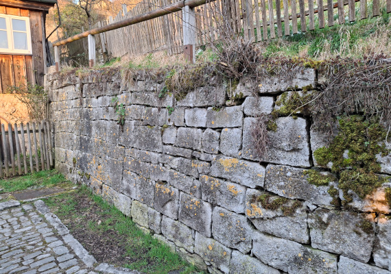 Trockenmauer als Stützmauer in der Landschaft